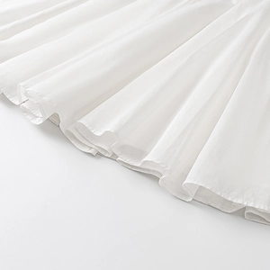 Détail de l'ourlet large en popeline et des coutures fines de la robe d'été blanche