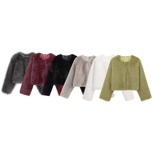 Détail de vestes courtes en fausse fourrure en six couleurs dont bordeaux et vert olive