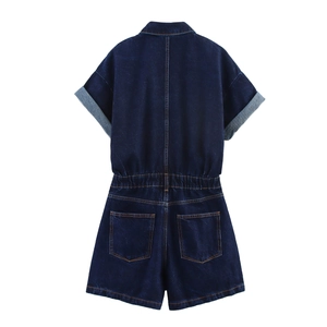 Dettaglio del retro della tutina di jeans blu scuro con cuciture a contrasto arancio
