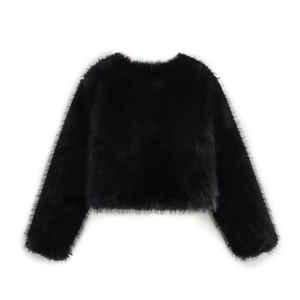 Détail de la veste en fausse fourrure noire montrant la texture douce et les fibres soyeuses