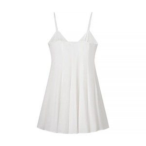 Détail de la robe d'été en popeline blanche avec fines bretelles et fermeture éclair invisible