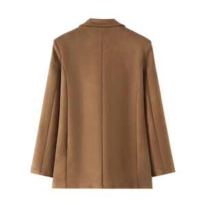 Vue arrière du blazer en suédine marron avec couture centrale et coupe structurée