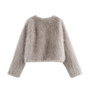 Gros plan sur la texture en fausse fourrure grise et le col rond de cette veste courte