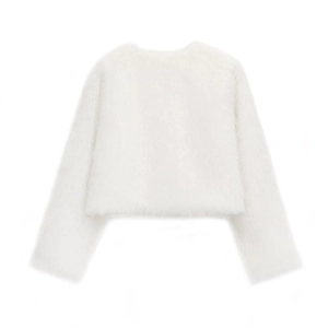 Gros plan sur la texture du faux fourrure blanche d'une veste courte à manches longues