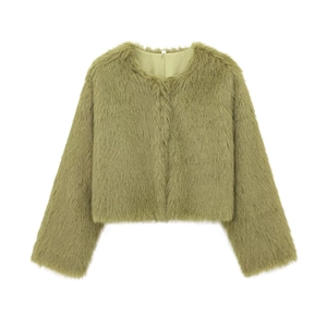 Gros plan sur la texture de la fourrure synthétique vert olive de la veste courte