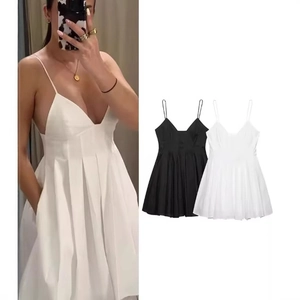 Mini robe d'été en popeline à col en V avec fines bretelles et ourlet plissé en blanc et noir