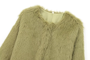 Détail de la veste en fausse fourrure vert olive montrant le col rond et les poils longs