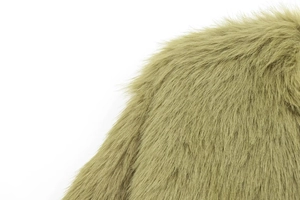 Gros plan sur la texture en fausse fourrure vert olive de la veste courte d'hiver