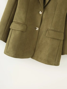 Gros plan du blazer en faux daim vert olive avec doubles boutons et poches à rabat