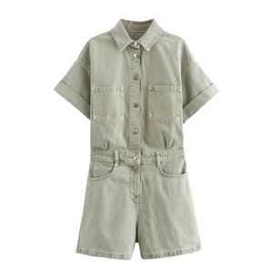 Tuta corta in denim verde chiaro con bottoni frontali e tasche utility