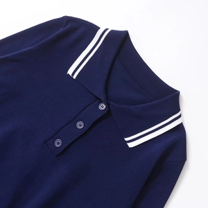 Polo en maille bleu marine pour femme avec col rayé blanc et patte de boutonnage