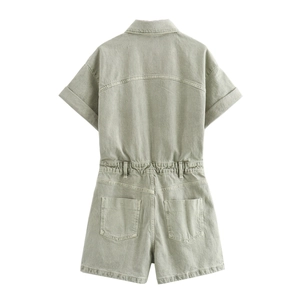 Dettaglio posteriore di una tutina in denim verde salvia con vita elastica e tasche quadrate