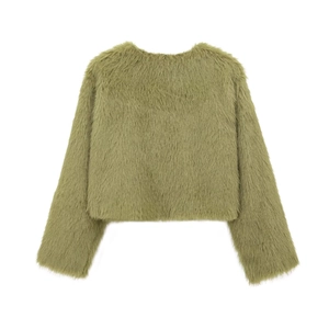 Détail de la veste courte en fausse fourrure vert herbe montrant la texture pelucheuse