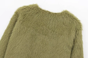 Détail de la veste en fausse fourrure vert olive montrant la texture et le col rond