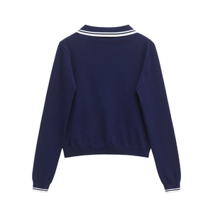 Polo en tricot bleu marine à manches longues avec rayures blanches au col et aux poignets