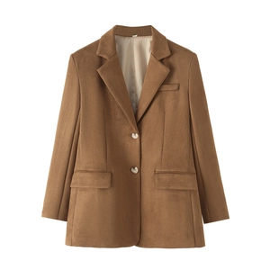 Blazer marron en daim pour femme avec revers cranté et fermeture à deux boutons à plat
