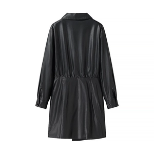 Vue arrière d'une mini robe en cuir PU noir avec taille cintrée et col à revers