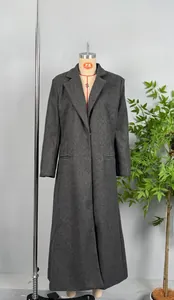 Dettaglio cappotto lungo in lana grigio scuro con revers e tasche laterali