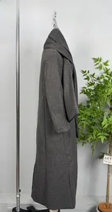 Dettaglio di un cappotto in lana grigio scuro con trama spessa e collo a sciarpa