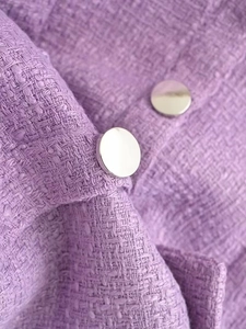 Détail du tissu en tweed violet avec des boutons en métal argenté poli de style classique