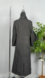 Dettaglio del retro del cappotto di lana antracite con cucitura centrale e spacco