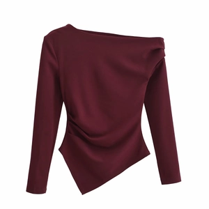 Detail des weinroten asymmetrischen One-Shoulder-Tops mit Raffungen und Saum
