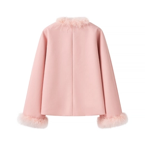Manteau court en laine rose pour femme avec col en fourrure, vue de dos élégante chic