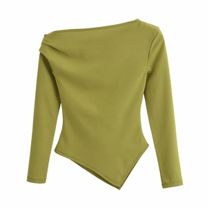 Detail eines olivgrünen Bodys mit plissiertem Off-Shoulder Ausschnitt und Saum