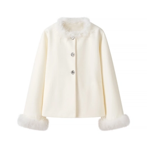 Manteau élégant en laine blanc cassé pour femme avec bordure en fourrure et boutons cristal