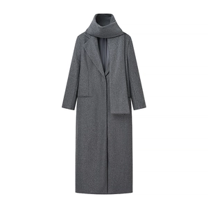 Dettaglio della trama in lana grigio scuro e della sciarpa sul cappotto invernale alla moda