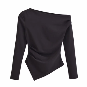Detail eines schwarzen One-Shoulder-Tops mit asymmetrischem Saum und Taillenfalten