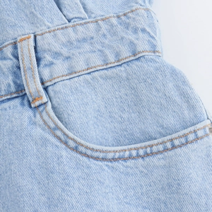 Dettagli in denim azzurro con cuciture arancioni e classiche tasche laterali