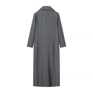 Dettaglio del cappotto di lana grigio scuro con spacco posteriore e tessuto strutturato