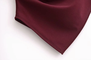 Detailansicht von burgunderfarbenem Stretchstoff mit hochwertiger Doppelnaht und Textur