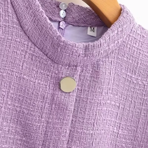 Robe chic en tweed lavande avec boutons en nacre et col montant pour la mode automne 2024
