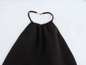 Detailansicht des schwarzen Neckholder-Trägers mit goldener Metallschnalle an einem Kleid