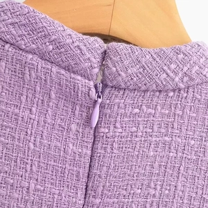 Robe chic en tweed violet à manches courtes avec fermeture éclair invisible et texture tissée