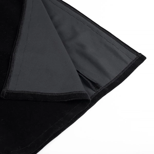 Vue macro détaillée de l'ourlet double épaisseur et de la texture velours d'une robe noire chic