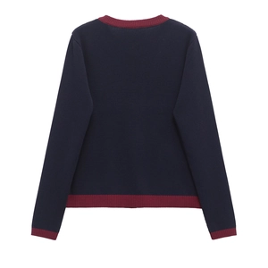 Dettaglio del retro di un cardigan in maglia blu scuro con bordi a coste bordeaux