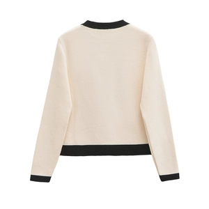Vista posteriore del cardigan in maglia con bordi neri a contrasto e tessuto bianco crema