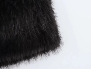 Detailaufnahme des schwarzen Kunstfellsaums mit dichter Textur und sanftem Glanz