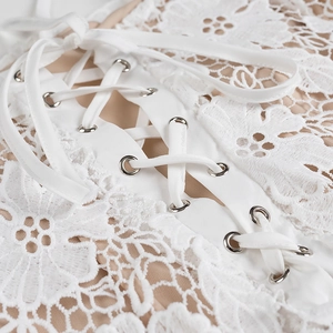 Elegante abito in pizzo bianco con dettaglio corsetto stringato e motivi floreali