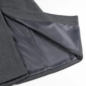 Dettaglio cappotto in lana grigio scuro con trama del tessuto e fodera in raso liscio