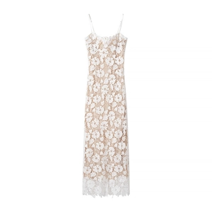 Elegante abito lungo in pizzo bianco con motivi floreali e spacco laterale per un look da estate