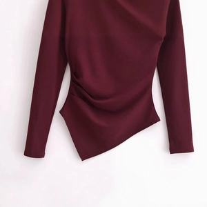 Damen Langarmshirt in Weinrot mit asymmetrischem Saum und seitlicher Raffung im Slim Fit