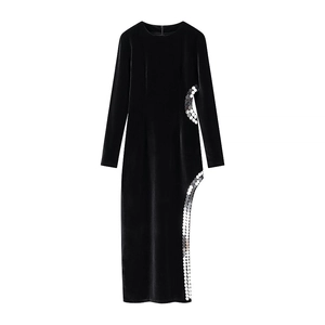 Robe longue noire en velours à manches longues avec paillettes argentées et fente