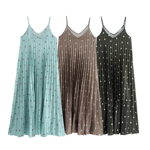 Détails de robes plissées à pois en couleurs menthe, café et vert foncé élégant