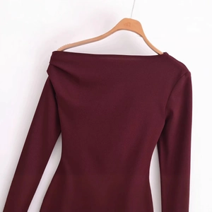 Elegantes weinrotes schulterfreies Langarm-Stretch-Oberteil für Damen auf Holzbügel