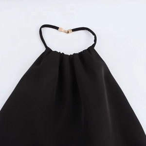 Schwarzes Halterneck-Kleid mit eleganter goldener Quadratschnalle und feinem Webstoff