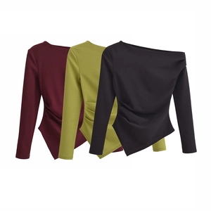 Drei langärmelige Damen-Oberteile mit asymmetrischem gerafftem Design in verschiedenen Farben